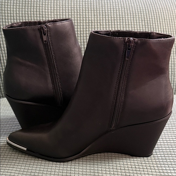 New Black BCBG 3” Wedge Ankle Boots Size 9,5M in a Box - Picture 16 of 16